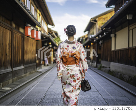 着物姿の女性の後ろ姿 着物姿の女性の後ろ姿 130112706