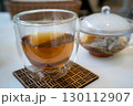 ガラスのティーポットと紅茶 130112907