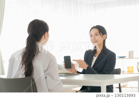 商品の説明をする女性 商品の説明をする女性 130113093