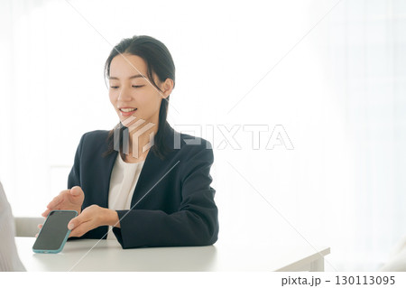 商品の説明をする女性 130113095