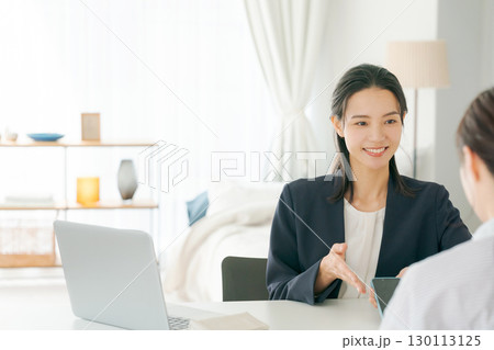 商品の説明をする女性 商品の説明をする女性 130113125