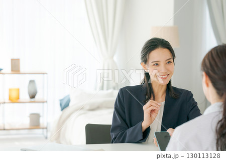 商品の説明をする女性 商品の説明をする女性 130113128