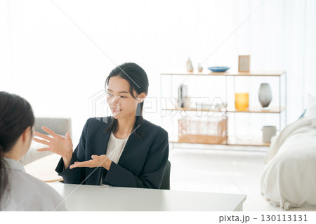 商品の説明をする女性 130113131