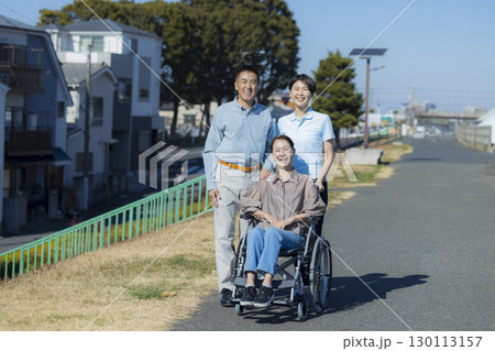 車椅子の女性と家族 車椅子の女性と家族 130113157