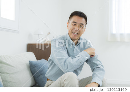 ガッツポーズをするシニア男性 ガッツポーズをするシニア男性 130113169