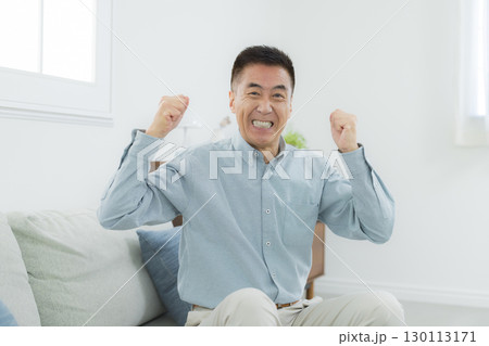 ガッツポーズをするシニア男性 130113171