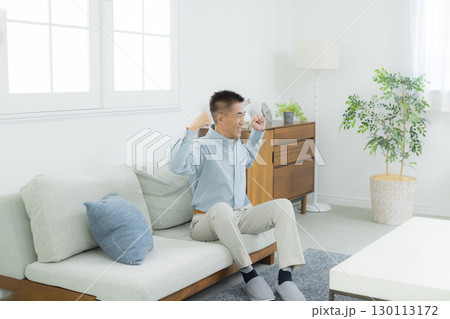 ガッツポーズをするシニア男性 130113172