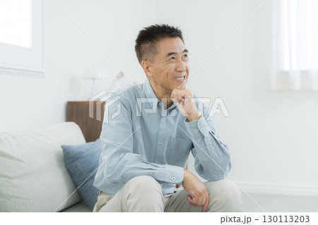 腕組みをするシニア男性 130113203