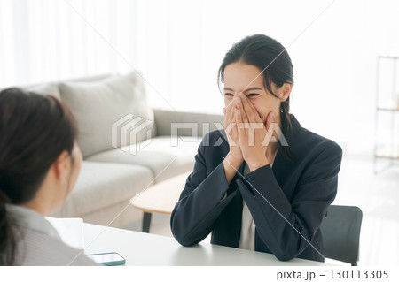 商品の説明をする女性 商品の説明をする女性 130113305