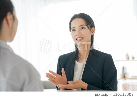 商品の説明をする女性 商品の説明をする女性 130113308
