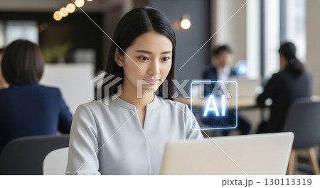 生成AIの力を借りて資料作成をしているビジネスウーマン 130113319
