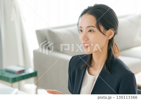 スーツ姿の働く30代女性 スーツ姿の働く30代女性 130113366