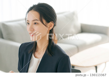 スーツ姿の働く30代女性 スーツ姿の働く30代女性 130113367