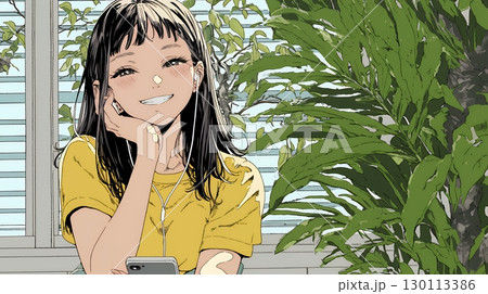 嬉しそうな表情でスマホを使っている女性