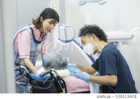 介護士と高齢者の歯医者受診付き添い 130113428