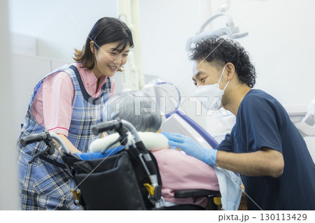 介護士と高齢者の歯医者受診付き添い 介護士と高齢者の歯医者受診付き添い 130113429
