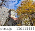 札幌市のシンボル「札幌時計台」と紅葉の景色。歴史的建造物と色づいた木々が調和する。 130113435