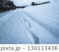 北海道・冬の河川敷と雪上の足跡 130113436