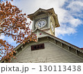 札幌市のシンボル「札幌時計台」と紅葉の景色。歴史的建造物と色づいた木々が調和する。 130113438