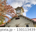 札幌市のシンボル「札幌時計台」と紅葉の景色。歴史的建造物と色づいた木々が調和する。 130113439