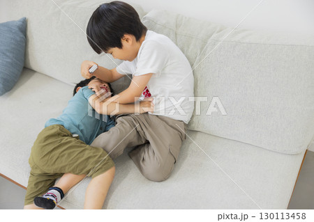 喧嘩する男の子 喧嘩する男の子 130113458