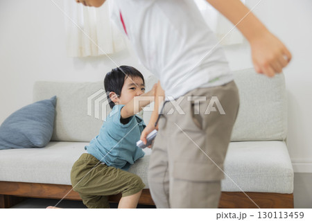 喧嘩する男の子 喧嘩する男の子 130113459