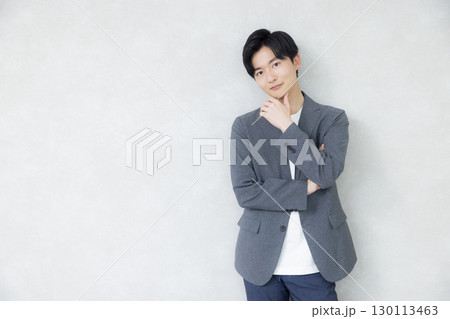 グレーのジャケットの男性 グレーのジャケットの男性 130113463
