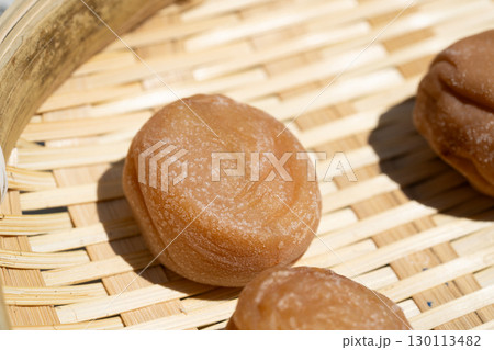 天日干し中の梅の実のクローズアップ（梅干し・土用干し） 130113482