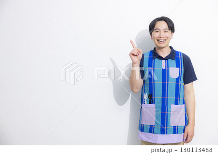 エプロンの男性保育士 130113488