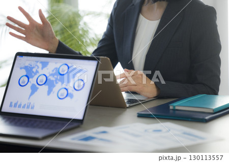 会議するビジネスパーソン  　 130113557
