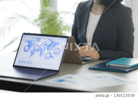 会議するビジネスパーソン  　 130113559