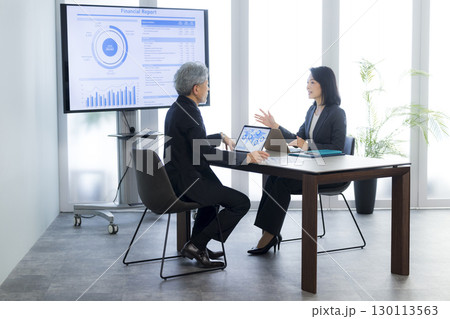 会議するビジネスパーソン  　 130113563