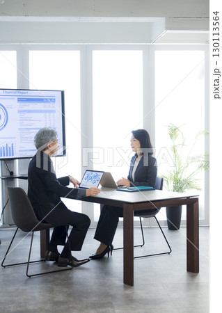 会議するビジネスパーソン  　 130113564