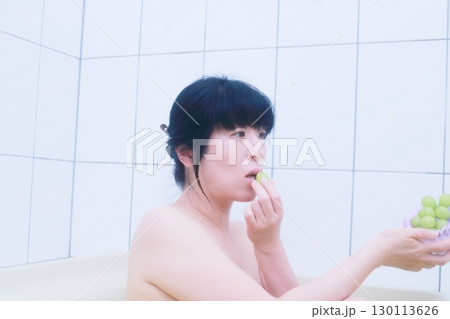 お風呂でブドウを食べる若い女性 お風呂でブドウを食べる若い女性 130113626