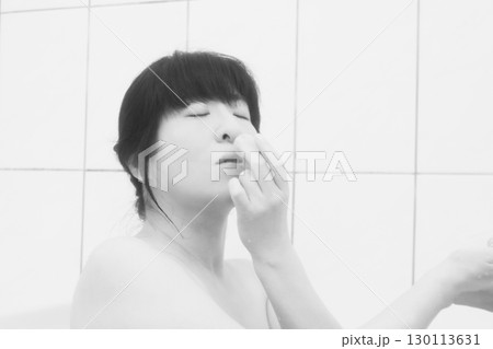 お風呂でリラックスする女性 お風呂でリラックスする女性 130113631