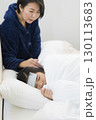 熱を出した小学生の女の子とお母さん 130113683