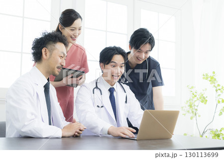 会議をする医療関係者   130113699