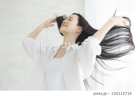 ヘアケアをする女性　　　 130113718