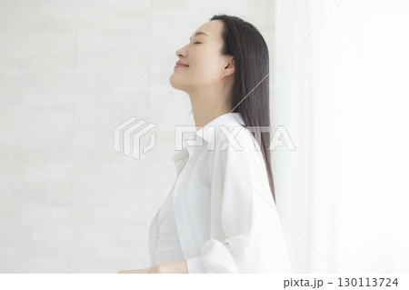 ヘアケアをする女性 ヘアケアをする女性 130113724