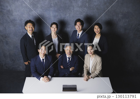 パソコンを見る人々 130113791