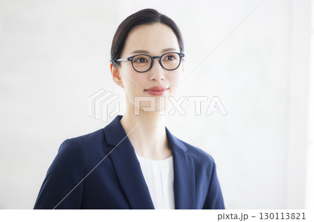 メガネのビジネスウーマン　　   130113821