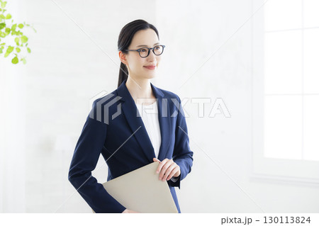 メガネのビジネスウーマン　　   130113824