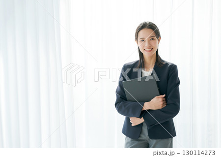 スーツ姿の働く女性のポートレート 130114273