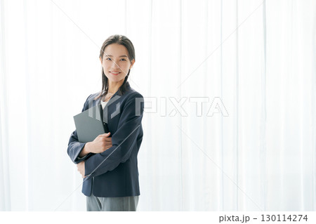 スーツ姿の働く女性のポートレート 130114274
