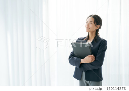 スーツ姿の働く女性のポートレート スーツ姿の働く女性のポートレート 130114278