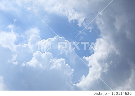 雲の空き間を抜けると向こうは青空 130114620