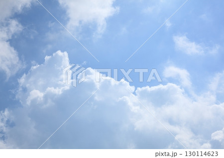 青空と白い雲 130114623