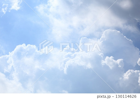 夏の青空と白い雲 130114626
