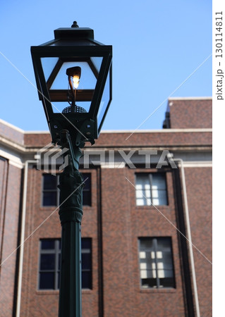 横浜都市発展記念館の中庭にある「明治期のガス灯（複製）」 130114811