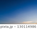 夕方の空オレンジ色橙色 130114986